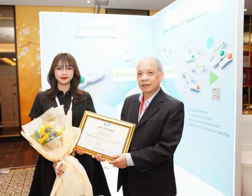 Nhận giấy ghi nhận tài trợ từ GS.TS.Chủ Tịch gây mê Hồi sức Việt Nam Bác Nguyễn Quốc Kính
